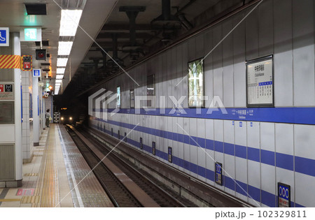 神戸市地下鉄　海岸線　中央市場前駅構内 102329811