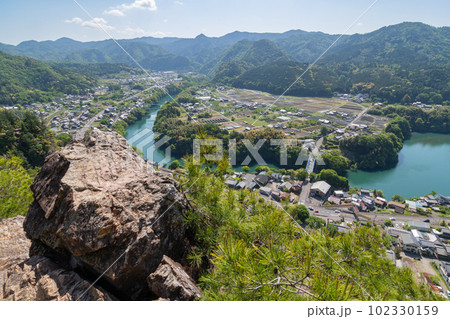 遠見山の見晴らし岩と飛騨川の眺望(川辺町岐阜県) 遠見山の見晴らし岩と飛騨川の眺望(川辺町岐阜県) 102330159