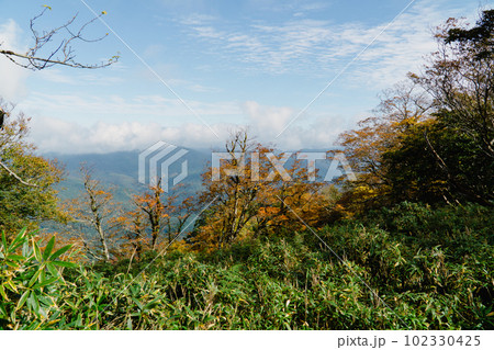 船木山の稜線から見た中国山地の山並みと紅葉　岡山県美作市・兵庫県宍粟市 102330425
