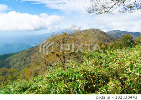 後山の山頂から見た船木山と駒の尾山　岡山県美作市・兵庫県宍粟市 102330443