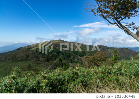 稜線から見た秋の駒の尾山1 岡山県美作市・兵庫県宍粟市 稜線から見た秋の駒の尾山1 岡山県美作市・兵庫県宍粟市 102330449