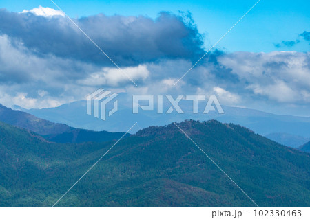 船木山と駒の尾山を結ぶ登山道から遠望する氷ノ山2　岡山県美作市・兵庫県宍粟市 102330463