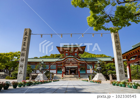 新緑の防府天満宮　山口県防府市 102330545
