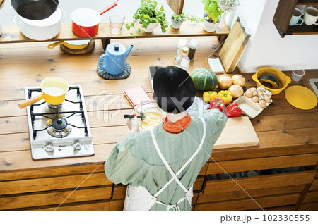 カボチャのパンケーキを作る若い女性 102330555