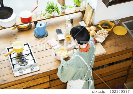 カボチャのパンケーキを作る若い女性 102330557