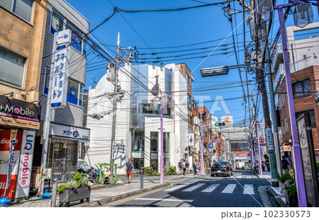 横浜市の都市風景　日吉駅 102330573