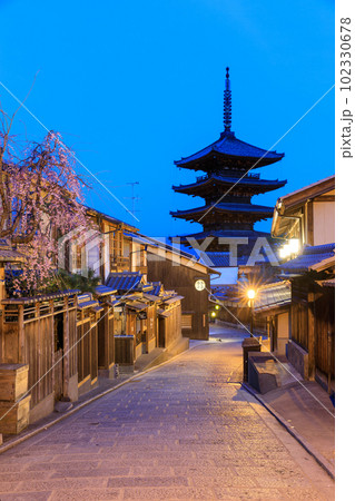 京都法観寺_桜咲く安寧坂と八坂の塔の絶景 102330678
