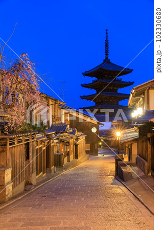 京都法観寺_桜咲く安寧坂と八坂の塔の絶景 京都法観寺_桜咲く安寧坂と八坂の塔の絶景 102330680