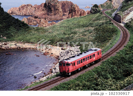 五能線の深浦駅付近を走るキハ40 102330917
