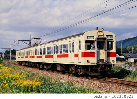 奈良線　棚倉駅付近を走る105系電車 102330923