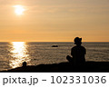 千畳敷海岸の夕焼けとシルエット 102331036