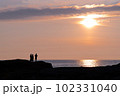 千畳敷海岸の夕焼けとシルエット 102331040