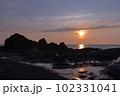 千畳敷海岸の夕焼けとシルエット 102331041
