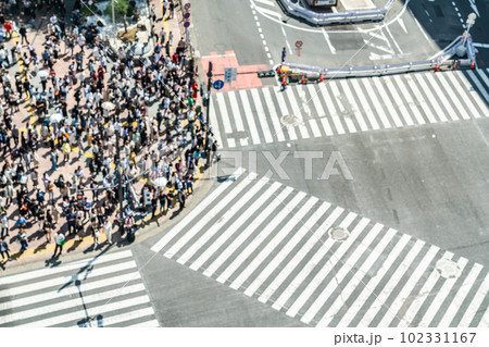 【東京都】ゴールデンウィークで混雑する渋谷スクランブル交差点 102331167