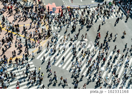 【東京都】ゴールデンウィークで混雑する渋谷スクランブル交差点 102331168