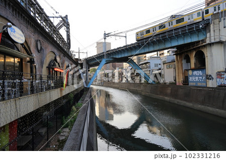 秋葉原夕景・神田川・旧万世橋駅と総武線【東京都文京区～千代田区】 102331216