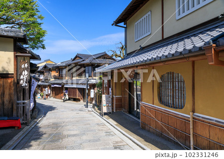 京都_安寧坂の観光風景 102331246
