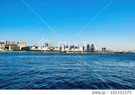 東京　豊洲市場及びレインボーブリッジの風景 102331375