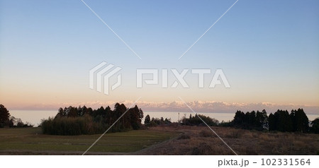 能登半島からの立山連峰と富山湾の冬の夕景【2月】 102331564