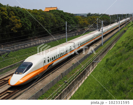 台湾高速鉄道　后里駅付近　高鉄観景台近くの跨線橋にて 102331595