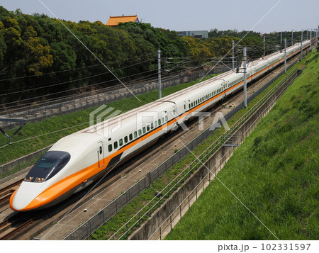 台湾高速鉄道　后里駅付近　高鉄観景台近くの跨線橋にて 102331597