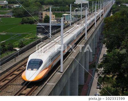 台湾高速鉄道　后里駅付近　高鉄観景台近くの跨線橋にて 102331599