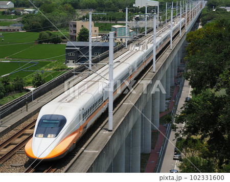 台湾高速鉄道　后里駅付近　高鉄観景台近くの跨線橋にて 102331600