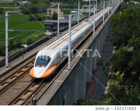 台湾高速鉄道　后里駅付近　高鉄観景台近くの跨線橋にて 102331602