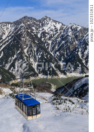 富山_立山ロープウェイと大観峰・黒部湖の風景 102331611