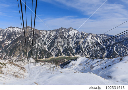 富山_立山ロープウェイと大観峰・黒部湖の風景 102331613