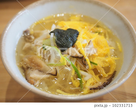奄美大島名物の鶏飯（鹿児島県・奄美市） 102331713