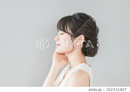 スキンケアをする美肌のアジア人女性の横顔（オーガニック・無添加） 102331807