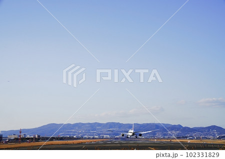 大阪　豊中　着陸直前の飛行機（ボーイング767-300ER）（原田進入灯橋付近から、晩冬） 102331829