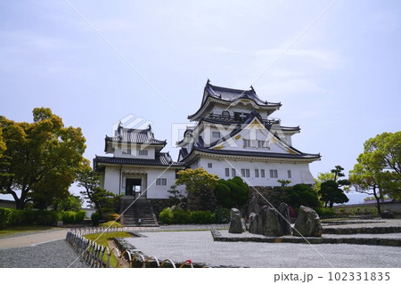 大阪 岸和田 岸和田城 本丸の天守閣と小天守閣、八陣の庭(西側から、晩春) 大阪 岸和田 岸和田城 本丸の天守閣と小天守閣、八陣の庭(西側から、晩春) 102331835