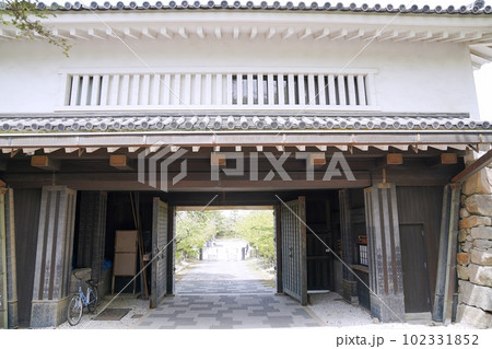 大阪　岸和田　岸和田城　本丸の櫓門（晩春） 102331852