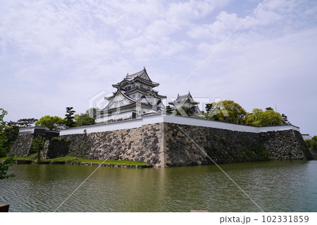 大阪 岸和田 岸和田城 本丸の天守閣と石垣・堀、犬走り(北東側から全景、晩春) 大阪 岸和田 岸和田城 本丸の天守閣と石垣・堀、犬走り(北東側から全景、晩春) 102331859