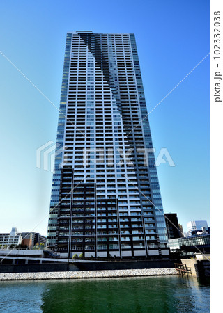 東京　中央区勝どきの高層マンション群の風景 102332038