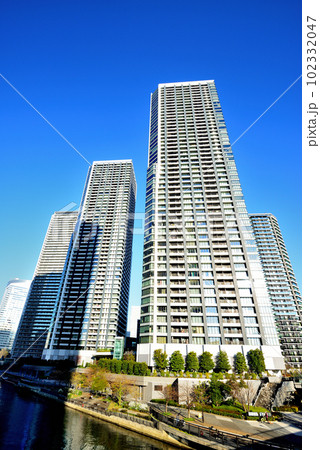東京　中央区勝どきの高層マンション群の風景 102332047
