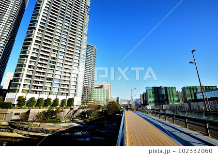 東京　中央区勝どきの高層マンション群の風景 102332060