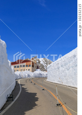 富山立山室堂_雪の大谷の絶景 102332115