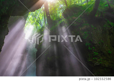 【光芒素材】夏の竜返しの滝【長野県】 【光芒素材】夏の竜返しの滝【長野県】 102332586