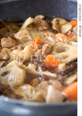 筑前煮を煮る 筑前煮を煮る 102332613