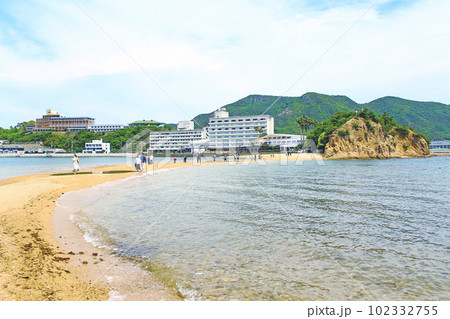 【香川】初夏の小豆島 現れ始めたエンジェルロードを渡る人々と弁天島 【香川】初夏の小豆島 現れ始めたエンジェルロードを渡る人々と弁天島 102332755