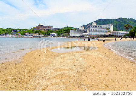 【香川】初夏の小豆島　現れ始めたエンジェルロードを渡る人々を中余島から眺める 102332756