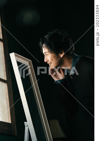 肌の調子を確認する男性 肌の調子を確認する男性 102333684