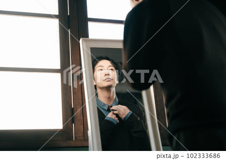 ネクタイを整える30代男性 ネクタイを整える30代男性 102333686