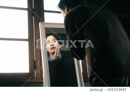 肌の調子を確認する男性 肌の調子を確認する男性 102333687