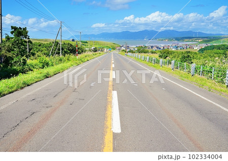 北海道石狩市厚田市街へ向かう下り坂 北海道石狩市厚田市街へ向かう下り坂 102334004