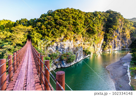 立神峡　火の国橋の紅葉　【熊本県八代郡氷川町】 102334148