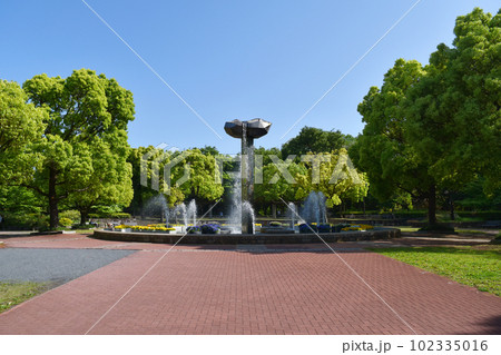 並木道側から見た府中の森公園のモニュメント噴水 並木道側から見た府中の森公園のモニュメント噴水 102335016